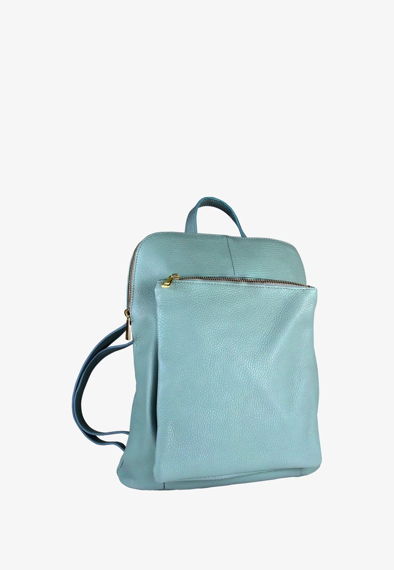 Sac à dos en cuir texturé bleu clair avec poche zippée à l'avant, fermeture éclair dorée, bretelles et poignée sur le dessus, sur fond blanc.