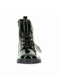 Bottines en cuir verni noir, à bout rond, avec un laçage et un accent de boucle, ainsi qu'une semelle en caoutchouc texturé. Fini lisse avec une apparence brillante.