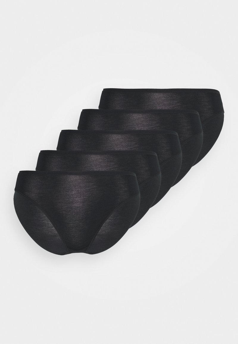 Conjunto de cinco piezas de ropa interior de algodón negro. Presenta una textura suave, cintura de altura media y un diseño de cobertura total. Estilo minimalista sin patrones.