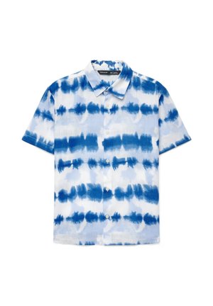 Koszula z krótkim rękawem na guziki z poziomym wzorem tie-dye w kolorach niebieskim i białym oraz klasycznym kołnierzem na białym tle.