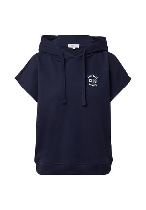 Tamsiai mėlyna sukapota striukė su trumpomis rankovėmis. Turinti priekinį grafiką tekstą "SAVIRŪPOS KLUBO NARIAS." Pagaminta iš minkštos medvilnės mišinio.