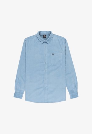 Himmelblaues Cordhemd mit langen Ärmeln, Button-Down-Kragen, Brusttasche und Markenlabel auf der Tasche. Sanfte Textur, lässiges Design.
