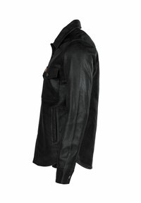 Fekete bőrdzseki elülső zsebbel, oldalsó cipzáras zsebekkel és patentgombos díszítéssel. Sima textúra, strukturált kialakítás és klasszikus gallér.