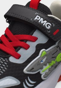 Baskets noires pour enfants avec lacets rouges, logo PMG sur la sangle, et motif de robot vert et gris sur le côté.