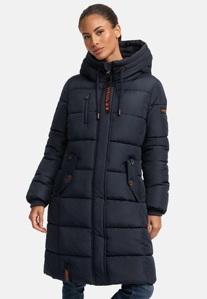 Marineblauwe pufferjack met een capuchon, voorzien van een rits aan de voorkant, twee voorzakken en elastische accenten. Polyester textuur met contrasterende hardware.