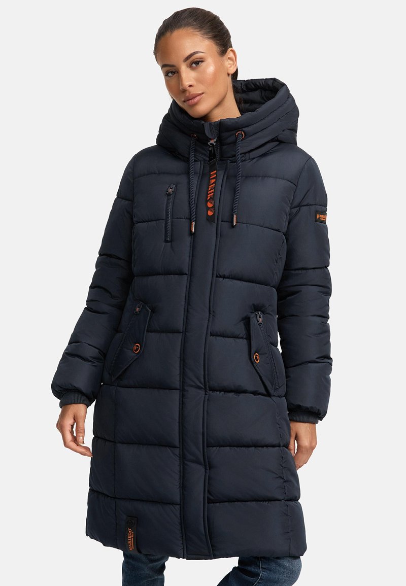 Manteau rembourré bleu marine avec capuche, doté d'un zip à l'avant, de deux poches avant et d'accents élastiques. Tissu en polyester avec des détails en contraste.