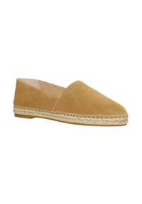 Chaussures slip-on en suede beige avec un bout arrondi, mettant en valeur un bord en corde de jute le long de la semelle. Design minimaliste sans matériel visible.