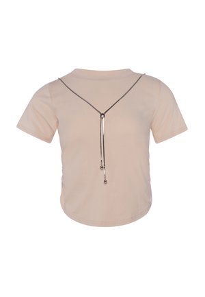Beige cropped top met korte mouwen en een zilverkleurige ketting in V-vorm met twee hangende bolvormige hangers aan de voorkant.