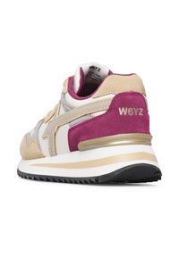 Sneaker W6YZ beige, grigio e bordeaux con suola bianca e suola nera testurizzata vista dal lato posteriore destro.