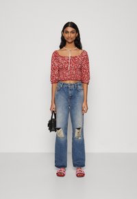 ONLY Petite ONLPELLA 2/4 SMOCK - Marškinėliai su spaudiniu - red