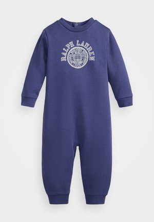 Mėlynas medvilninis kūdikių drabužis su ilgomis rankovėmis, apvaliu iškirpimu ir banguotomis rankogaliais; ant krūtinės yra balta įspausta logo.