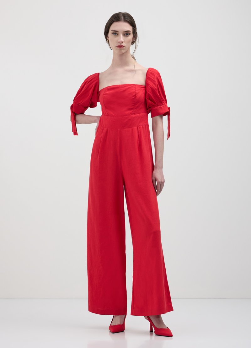 Rotes Jumpsuit mit quadratischem Ausschnitt, Puffärmeln und Knotenakzenten. Aus leichtem Stoff gefertigt, verfügt es über weite Beine und eine taillierte Taille.