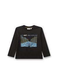 Schwarzes Langarmshirt mit Grafik eines Kajaks auf einem Fluss zwischen Klippen und dem Text "Geh raus und erkunde" auf der Vorderseite.