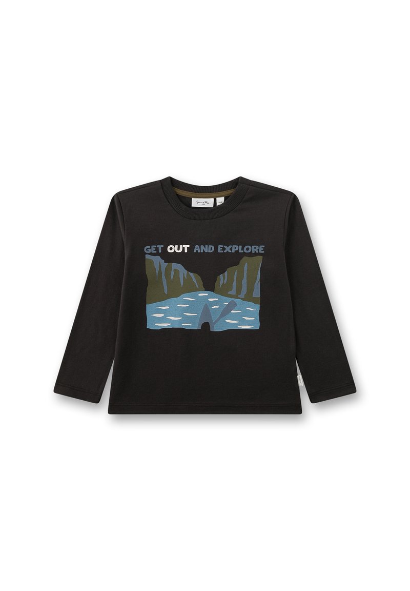 Schwarzes Langarmshirt mit Grafik eines Kajaks auf einem Fluss zwischen Klippen und dem Text "Geh raus und erkunde" auf der Vorderseite.