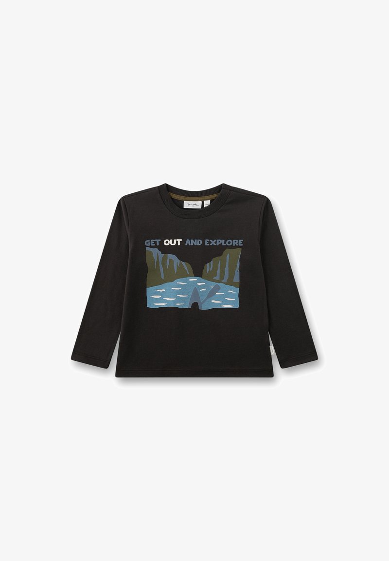 Schwarzes Langarmshirt mit Grafik eines Kajaks auf einem Fluss zwischen Klippen und dem Text "Geh raus und erkunde" auf der Vorderseite.