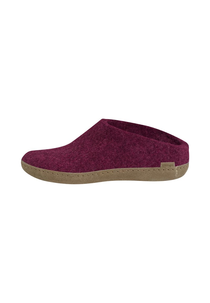 Chaussons en feutre d'un bordeaux profond, avec une forme épousant le pied, dotés d'une semelle en caoutchouc beige et de coutures minimales le long du bord.