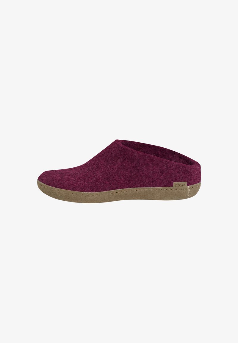Vilt slippers in diep bordeaux met een gevormde vorm, voorzien van een beige rubberen zool en minimale stiksels langs de rand.