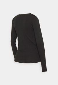Camisola de manga longa preta feita de um tecido macio, com um decote redondo e um corte ajustado. Textura suave, sem padrões ou embelezamentos visíveis.