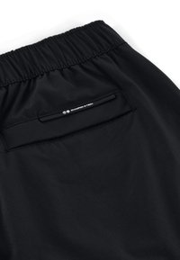 Zwarte sportshorts met een elastische tailleband, een gladde textuur en een klein achterzakje met een merklabel.