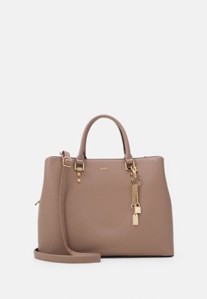 Torba skórzana w kolorze taupe z podwójnymi uchwytami, odpinanym paskiem na ramię oraz złotymi ozdobami w postaci łańcuszków, w tym kłódka i zawieszka.