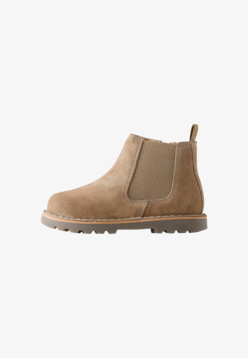 Bottine Chelsea en daim marron clair avec panneau latéral élastique, languette au talon et semelle robuste sur fond blanc.