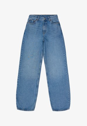Lyseblå vidde jeans lavet af denim med høj talje, fem lommer og kontraststing. Har en lynlås og knaplukning.