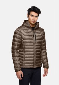 Braune, isolierte Daunenjacke mit Kapuze, vertikal gesteppter Optik, Reißverschlusstaschen und einem Logo auf der Brust.