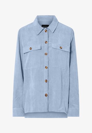 Světle modrá manšestrová košile na knoflíky s dlouhými rukávy, dvěma náprsními kapsami s knoflíkovými klopami a klasickým límcem.