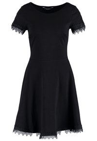 Abito nero con maniche corte e bordo in pizzo. Silhouette a ruota svasata. Tessuto morbido con scollatura rotonda e orlo all'altezza del ginocchio.