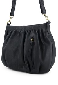 Schwarze Lederhandtasche mit gerafftem Design, ausgestattet mit einer Reißverschlusstasche und Messing-Elementen. Texturiertes Material mit glatter Oberfläche.