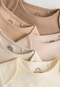 Set aus gerippten Babytops in Beige, zartem Creme und hellem Tan. Mit runden Ausschnitten und dezentem Logo-Detail am Hals.