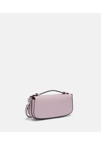 Fioletowa skórzana torebka o gładkiej fakturze, prostokątnym kształcie, krótkim uchwycie i kontrastującymi czarnymi detalami. Zawiera odczepiany pasek na ramię.