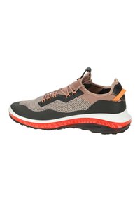 Chaussure de sport pour homme dotée d'une tige en mesh breathable gris et beige, avec une semelle en caoutchouc noire et orange et un rembourrage résistant.