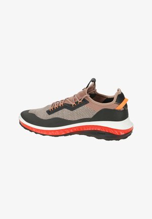Zapatilla deportiva para hombres con una parte superior de malla transpirable en gris y marrón, con una suela de goma negra y naranja y una amortiguación resistente.