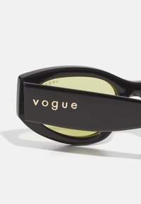 VOGUE Eyewear Päikeseprillid - black