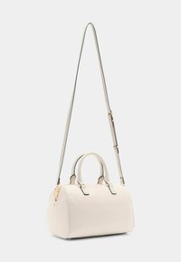 Sac à main en cuir blanc avec une forme structurée, deux poignées supérieures et une bandoulière amovible. Caractéristiques de la quincaillerie et des accents de couture en ton doré.