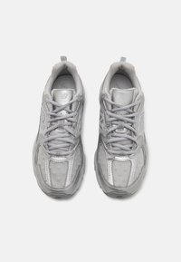 Šedé běžecké boty s texturovaným tkaninovým svrškem, reflexními prvky a polstrovaným límcem. Mají šněrování a polstrovanou podrážku.