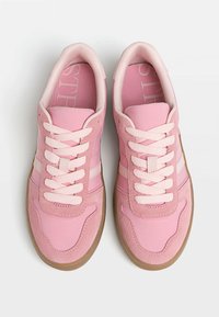 Baskets roses en suède et matériau synthétique, avec un laçage à l'avant, des rayures blanches, un col matelassé et une semelle extérieure en caoutchouc gomme.