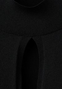 Crni pleteni pulover s širokim kragnom i izrezom u obliku ključa sprijeda. Tkanina ima glatku teksturu s konstantnim uzorkom.