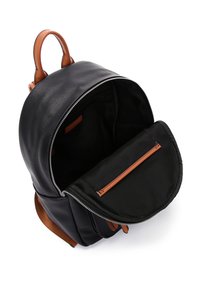 Sac à dos en cuir noir avec des accents en cuir marron, fermeture éclair et texture lisse. Comprend une poche intérieure pour l'organisation.