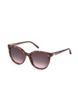 Lunettes de soleil œil-de-chat en écaille marron avec des verres teintés foncés et des branches fines sur fond blanc.