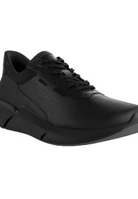 Zwarte sportieve schoen van gladleer, met een laag profiel, ronde neus, vetersluiting en een gemoffelde rubberen zool met accentdetails.