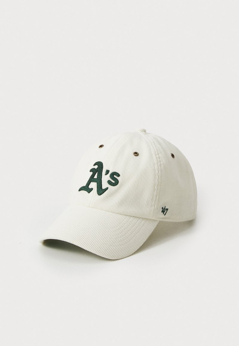 Gorra de béisbol de pana blanca con un logo verde bordado de "A's", con ojales en tono dorado y un ala curva. Etiqueta de la marca pequeña en el lado.
