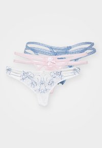 Sæt af tre blonde trusser i blå, pink og hvid med blomsterdesign. Har delikate stropper og en lille sløjfe-detalje på den pink trusse.