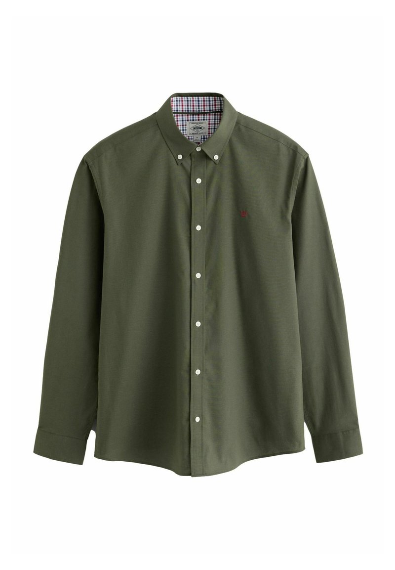 Olijfgroene katoenen overhemd met lange mouwen, voorzien van een button-down kraag, witte knopen en een klein rood logo. De binnenkant van de kraag heeft een ruitpatroon.