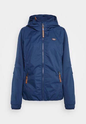 Marineblauwe jas met capuchon, rits aan de voorkant, twee zijzakken, elastische manchetten en bruine leren accenten. Gladde, waterbestendige stof.