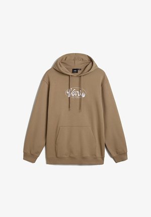 Hnědá mikina s kapucí vyrobená z měkké tkaniny, se dvěma kapsami vpředu a bílým potiskem loga. Nastavitelné šňůrky na kapuci.