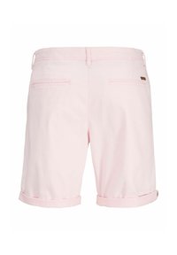 Short rose clair avec ourlets retroussés, passants de ceinture et deux poches passepoilées à l’arrière, vus de dos sur fond blanc.