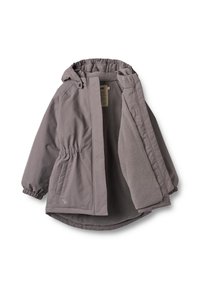 Chaqueta gris con capucha que presenta un forro suave de vellón, puños elásticos y una cintura ajustable. Incluye bolsillos delanteros y cierre de cremallera.