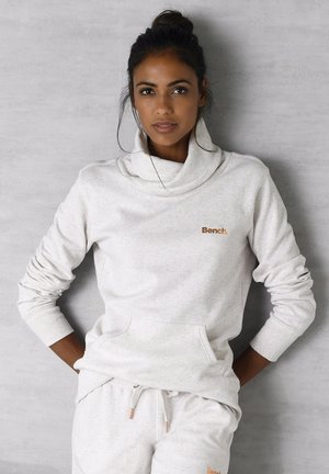 Hellgrauer, weicher Stoffhoodie mit einem Cowl-Neck, der ein kleines orangefarbenes "Bench."-Logo auf der Brust und gerippte Bündchen aufweist.